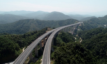 在崇山峻嶺間穿梭的賀州至巴馬高速公路（鐘山至昭平段）