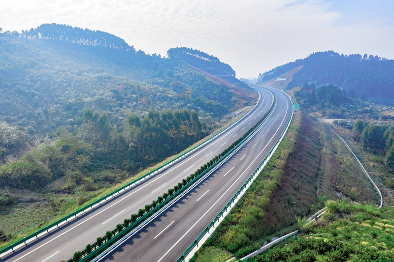 6.高速公路與群山相連，植被覆蓋率高，與原生態(tài)環(huán)境恢復(fù)有機(jī)結(jié)合.jpg